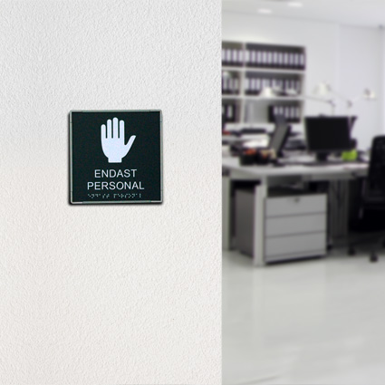 Signcode 150x150mm, väggvisninssystem med grå taktil Endast personal-skylt