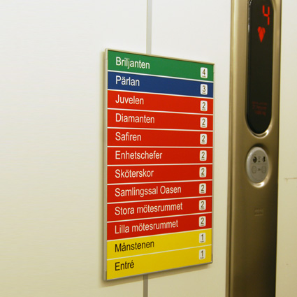 Signcode A3 monterat inuti hiss för att besökarna skall hitta till våningarna för respektive avdelning.