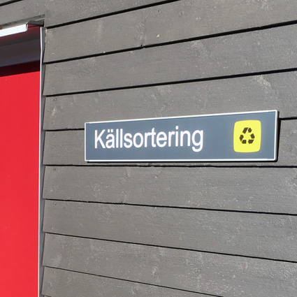 Signcode 600x105mm monterad utomhus på vägg i Kung Karls skola i Kungsör