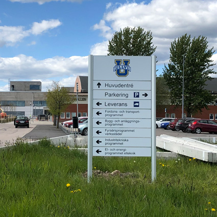 Signcode utomhusskylt hänvisar när man kommer till Ullvigymnasiet i Köping
