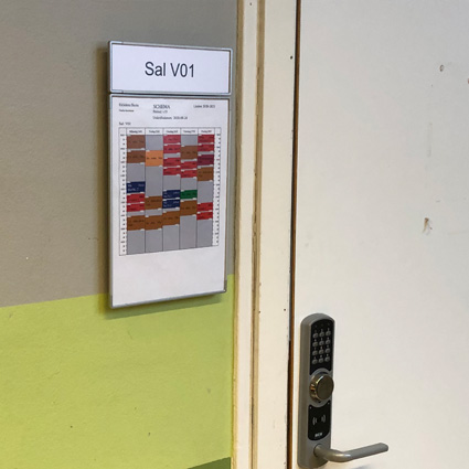 Signcode 210x65mm, väggmonterad salsskylt med A4 schemahållare på Eklidens skola i Nacka