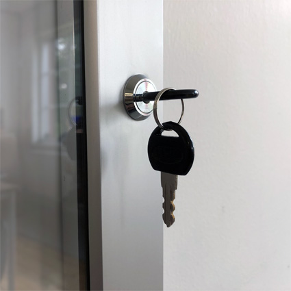 Alla låsbara skyltskåp har nycklar för att låsa dem.